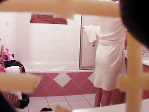 Mira un video porno veteranas culonas desnudas que una joven belleza decidió terminar después de una ducha en buena calidad, de la categoría de porno casero y privado.