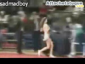 Adolescente juega co ...